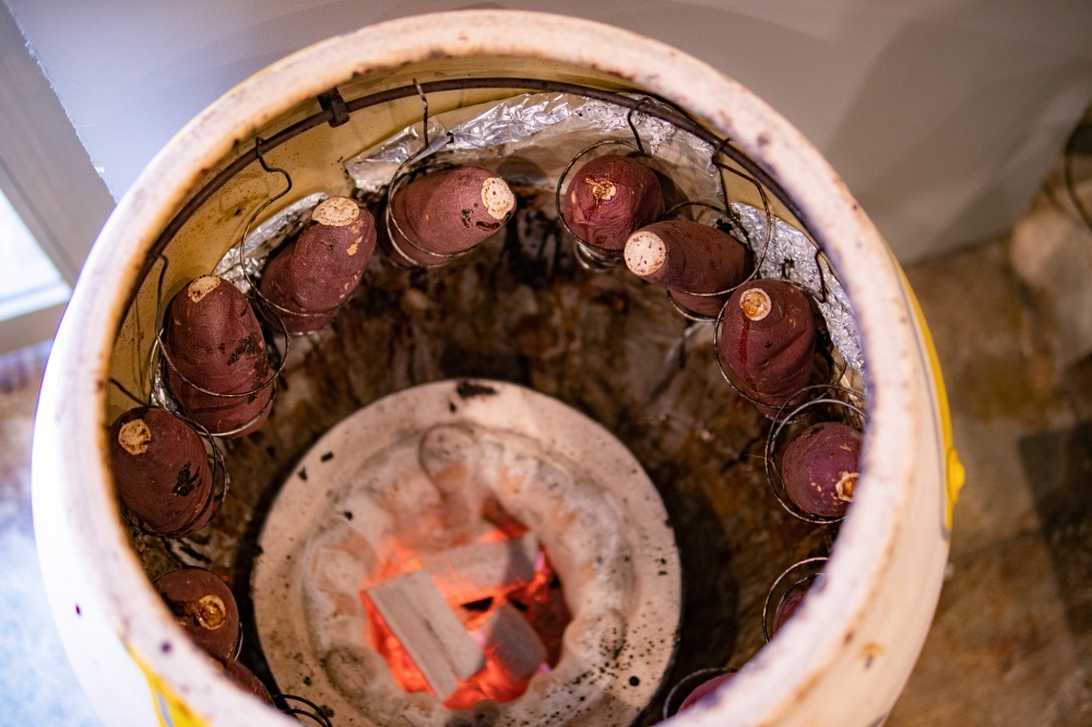 「つぼ焼き芋」の名の通り、壺の中でじっくりと炭火焼きされる芋たち