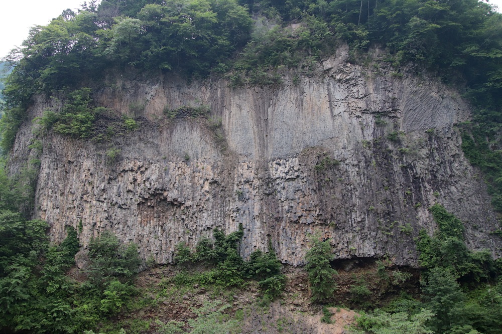 巌立峡（がんだてきょう）日本一の溶岩流の断面