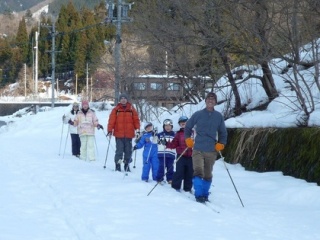 歩くスキーを使ったスノーウォーキング（生命の水と緑の活動センター）