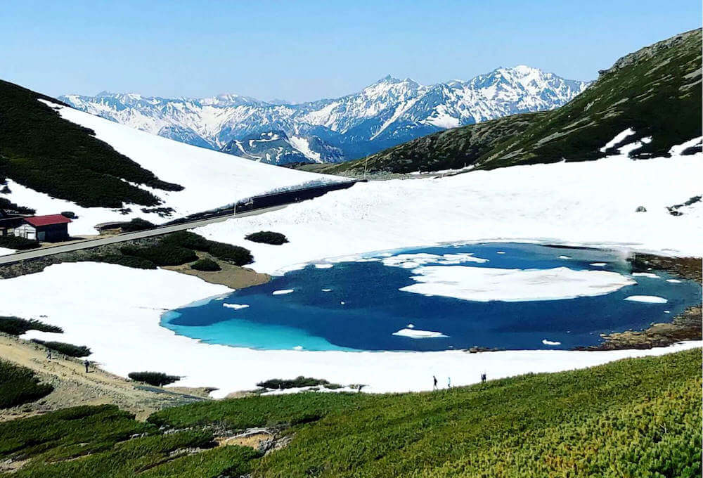 春にしか見れない残雪が美しい乗鞍岳を俯瞰で撮影した写真です。乗鞍岳は北アルプス最南端に位置する山岳で日本百名山のひとつです。