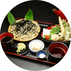 春の山菜を使用した、明治31年創業の手打ち蕎麦店で楽しめる天ざるそばです。