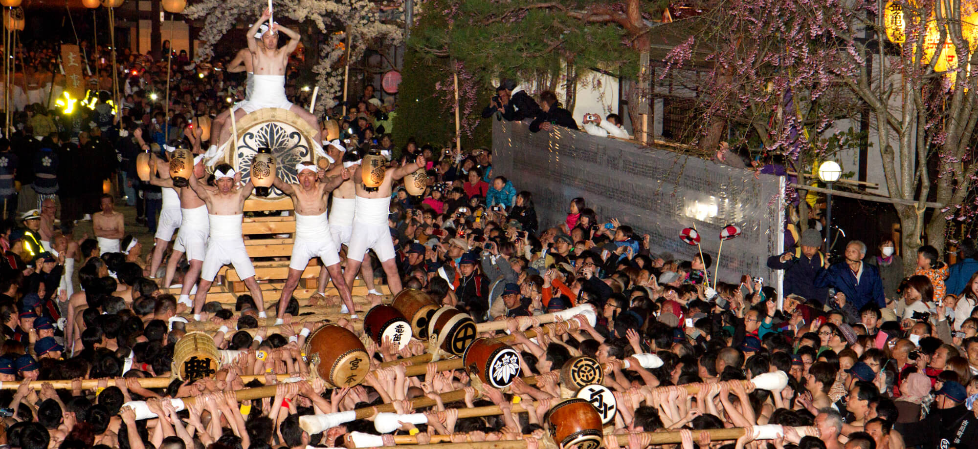 岐阜県飛騨古川のユネスコ無形文化遺産　古川祭の勢い溢れるお越し太鼓の様子です。