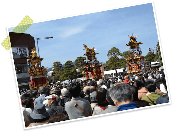 「山王祭」の屋台組の宝である屋台の周りには見物客がいっぱいです。