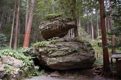 戸隠神社の重ね岩