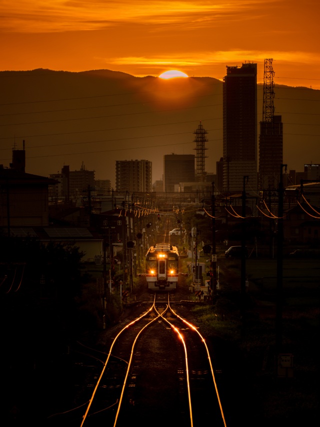 沈む夕日と鉄道（岐阜市）＠takataro0720