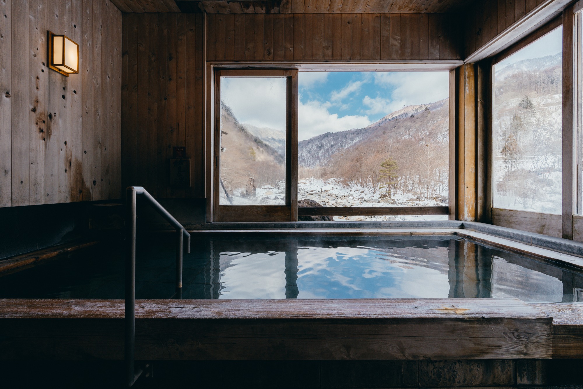 名湯、秘湯、絶景の湯…温泉で癒される