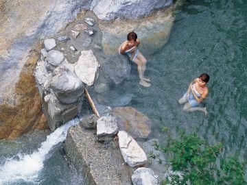 渓流沿いの絶景露天風呂で疲れをリセット! 新穂高温泉