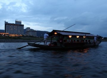 迫力ある鵜飼の様子を間近で見学できる屋形船が人気
