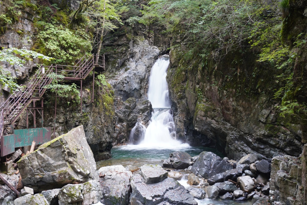 200以上もの滝が轟く壮大な「水の森」、小坂の滝