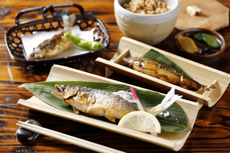 塩焼き、天ぷらなど様々な鮎料理が楽しめる