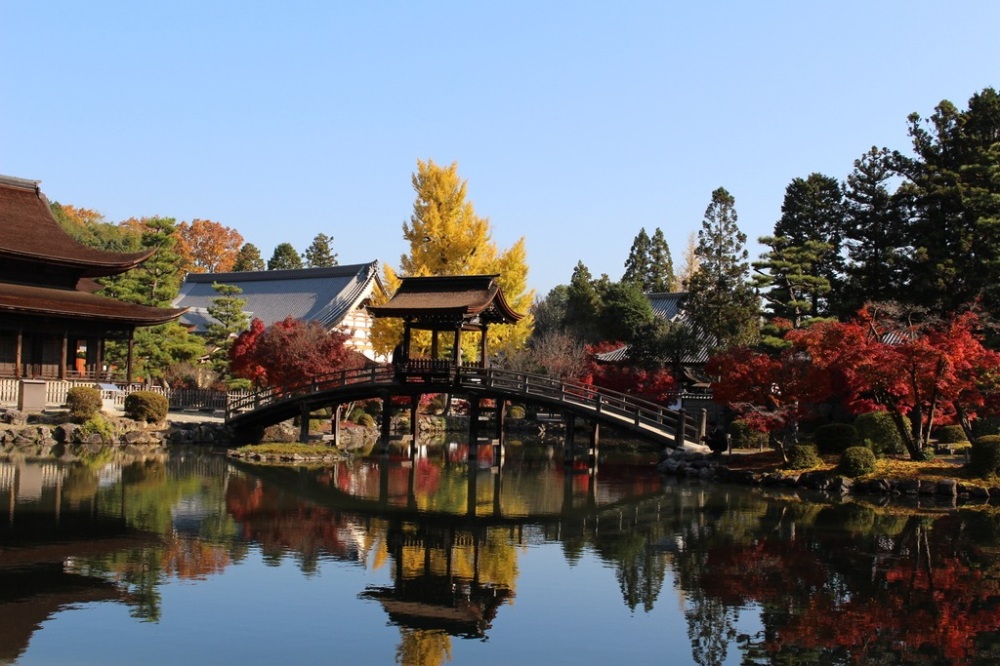 鮮やかなモミジが池を囲む、虎渓山永保寺