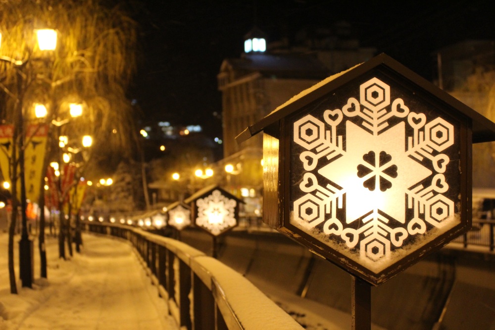 下呂温泉街が雪で幻想的な光景に