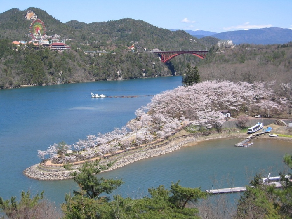 渓谷美と桜の組み合わせが美しい恵那峡