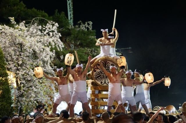 裸男たちがぶつかり合う、古川祭の起し太鼓
