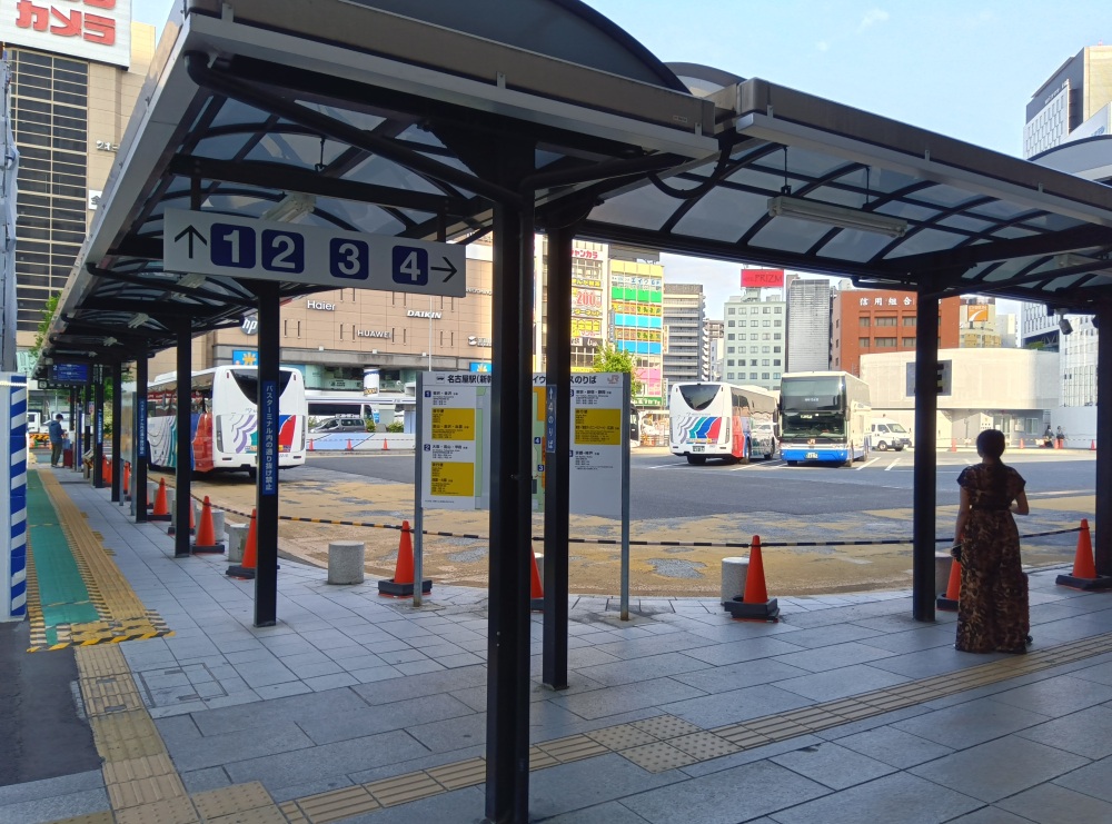 新幹線改札口を降りて、ビックカメラ側に出るとすぐ、高速バスロータリーが！