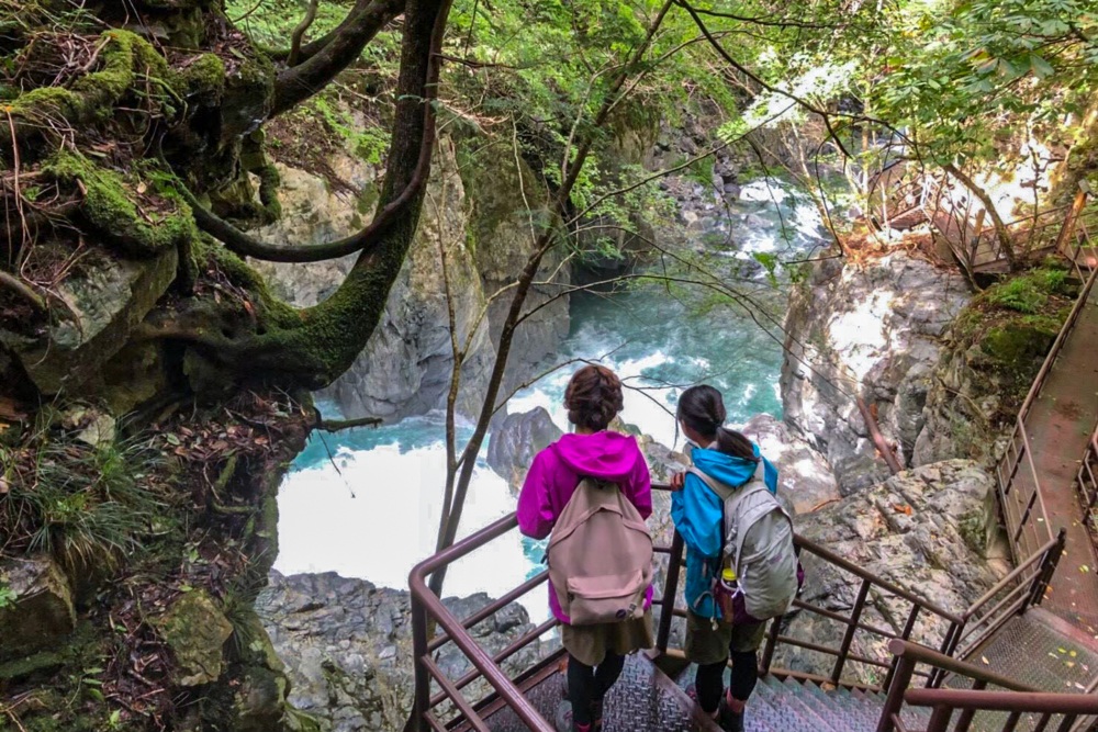 滝のすぐ横まで行ける！滝壺からのミストが気持ちいい