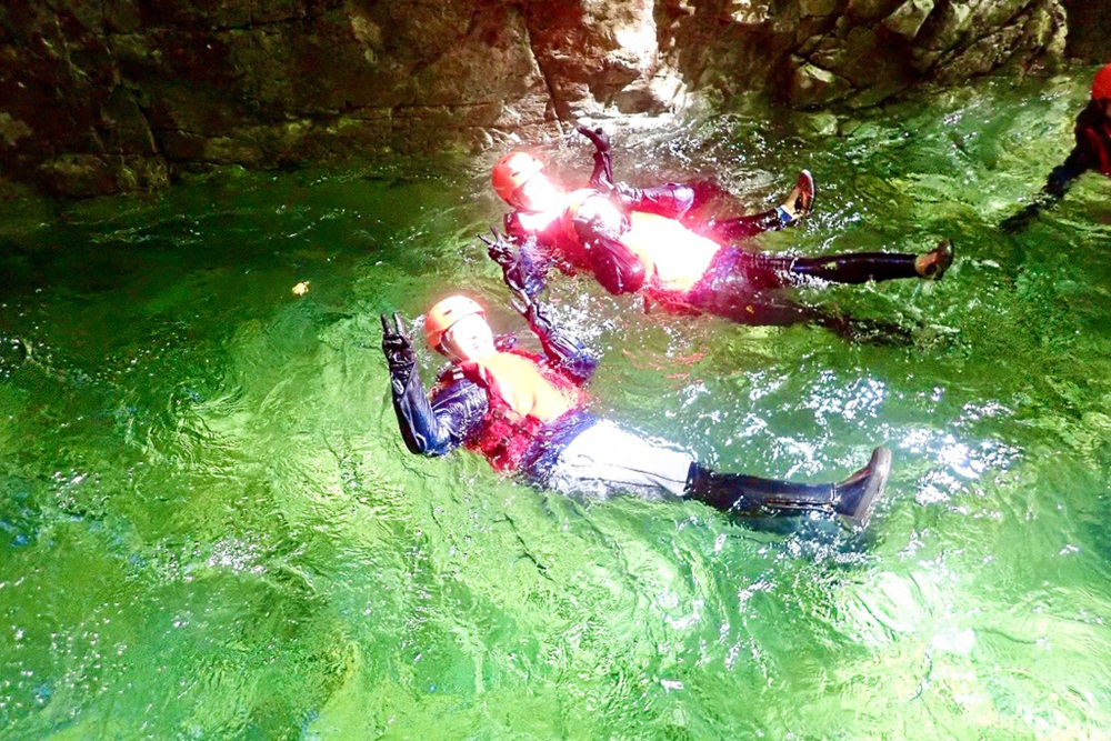 美しいエメラルドグリーンの水