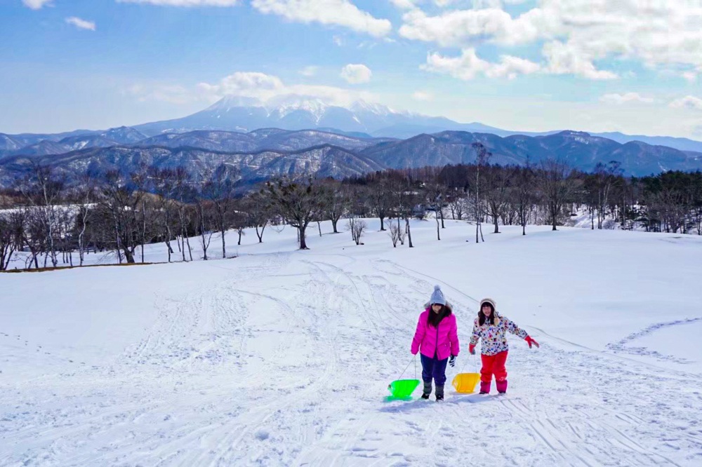 御嶽山が見える丘からソリでシューッ！！
