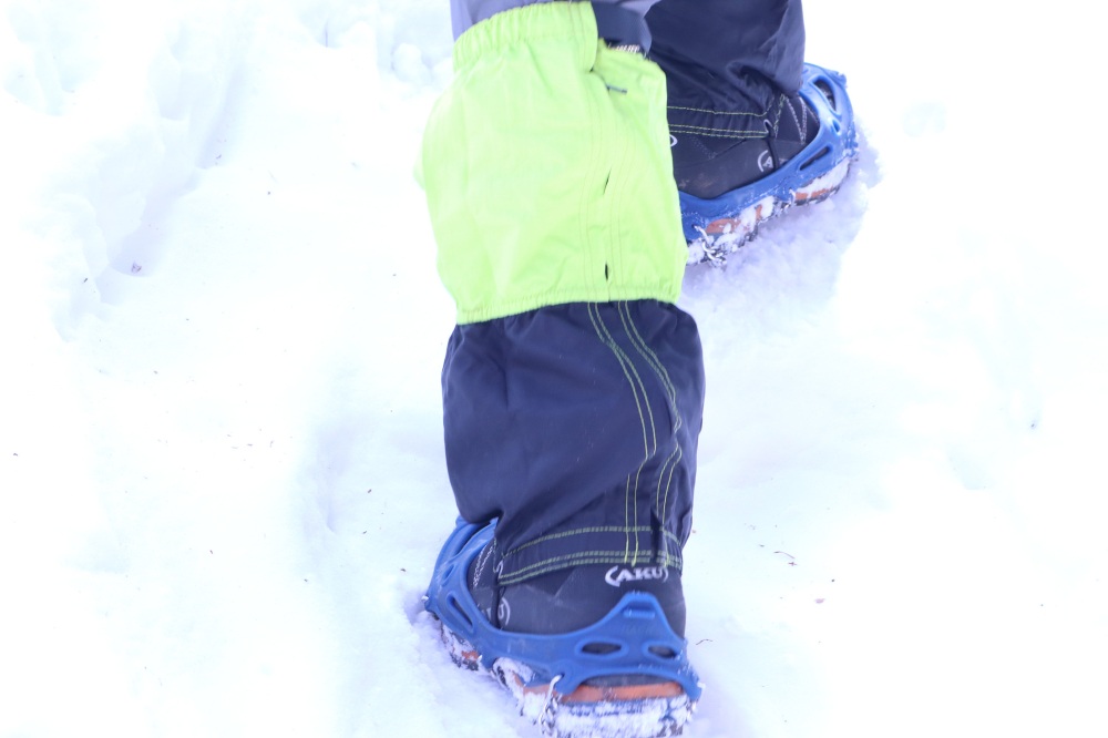 チェーンスパイクを装着して歩く