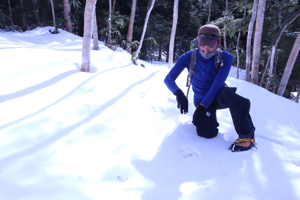 ガイドの熊﨑潤さん　足跡クイズ！