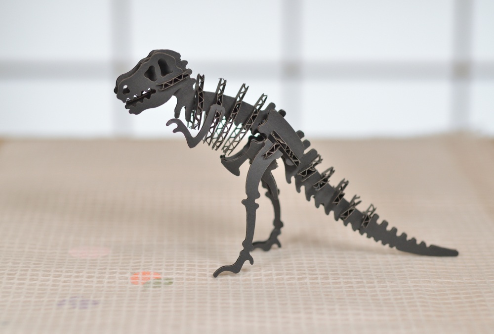 売店で買った紙製の恐竜