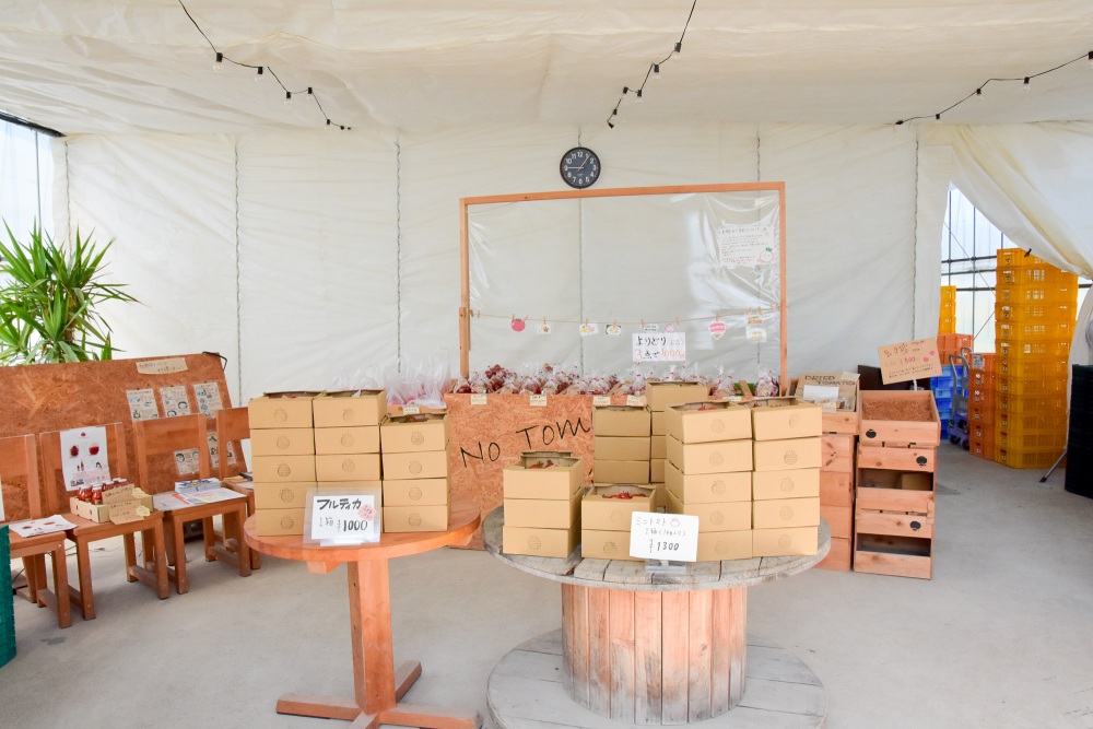 使わなくなったハウスをDIYしたおしゃれな直売所