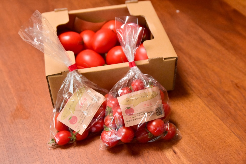 ミニトマトの人気品種「アルル」と「名無し君」。大玉の販売もある。