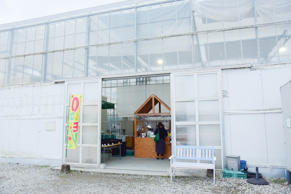 各務原市前渡東町のハウスに併設された直売所