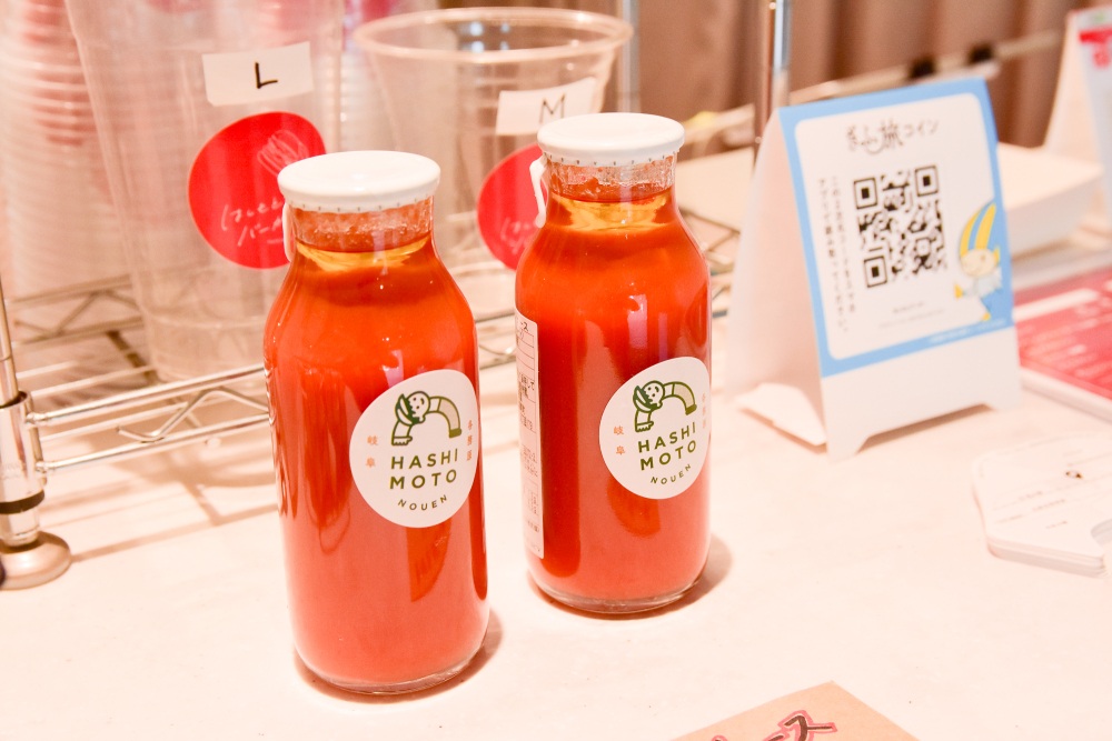 カフェでも「はしもと農園」のトマトやジュースが販売されている
