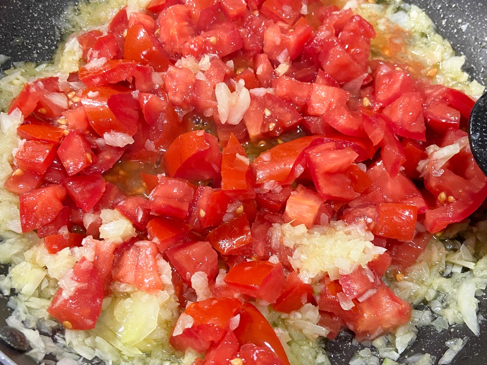 加熱することで旨味成分が出る「まずいトマト」。通常のトマトでは出せない味のトマトソースが仕上がる
