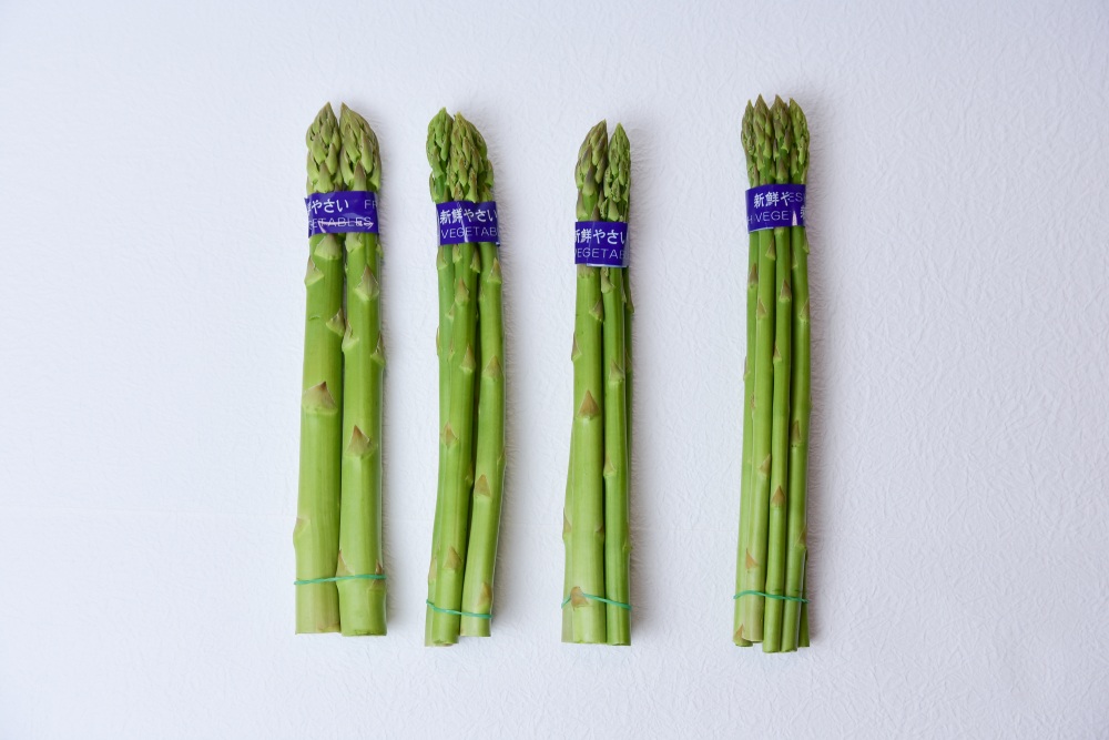 直売所では太いものから細いものまで好みのアスパラを選べる