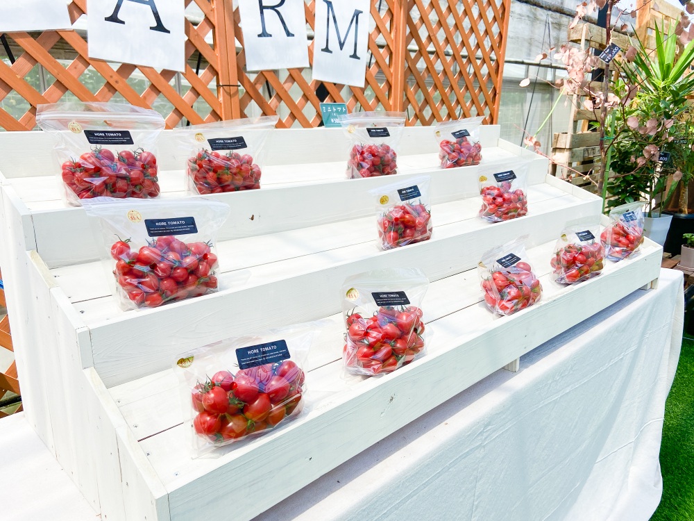 店頭で販売されている「ほれトマト」。いちごの販売もあり