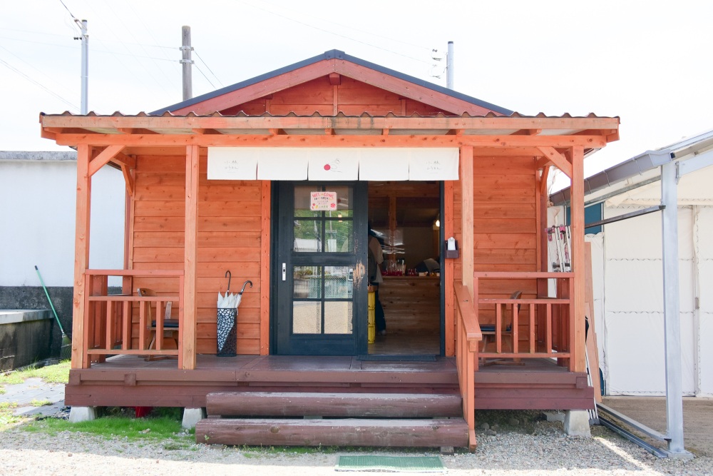 「小林農園」の直売所には、朝から絶え間なくお客さんが訪れる