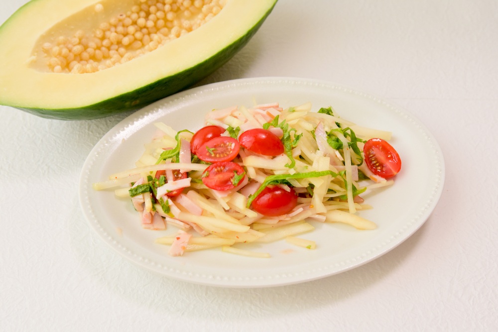 グリーンパパイヤを使ったサラダ。シャキシャキ感がたまらない