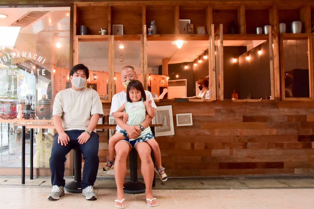 店を切り盛りする岡田有平さんと娘の佳菜子ちゃん（右）、岡田さんの弟の知樹さん（左）