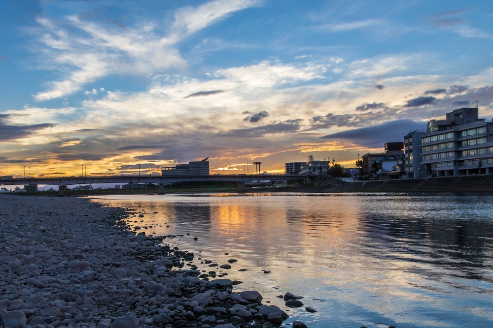 夕景の長良川河畔