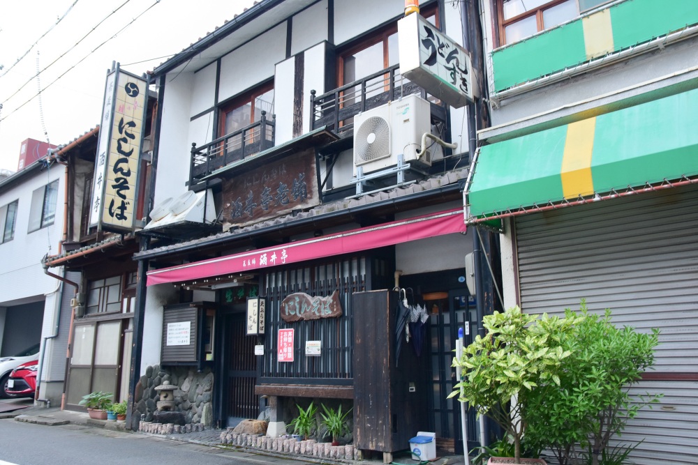 大垣市御殿町にあり、にしんそばが有名な「そば処 酒井亭」。