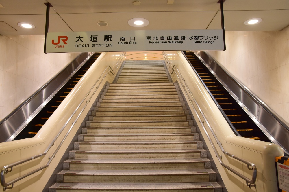 朋子が高橋くんに電話をかけているシーンで登場する、JR大垣駅の階段。