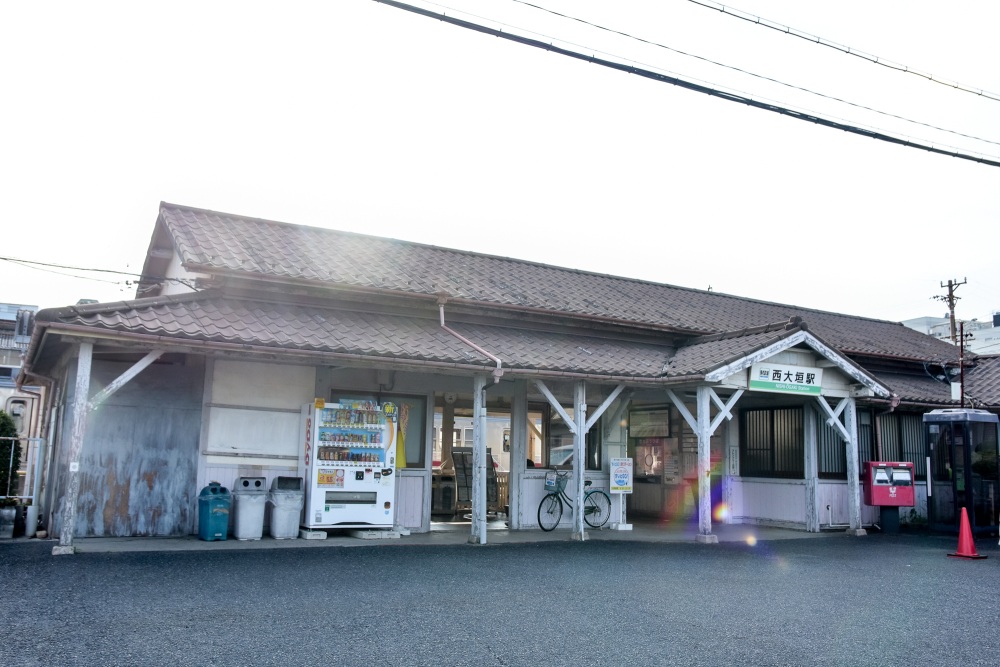 瓦屋根と白く塗られた木材が印象的な「西大垣駅」。