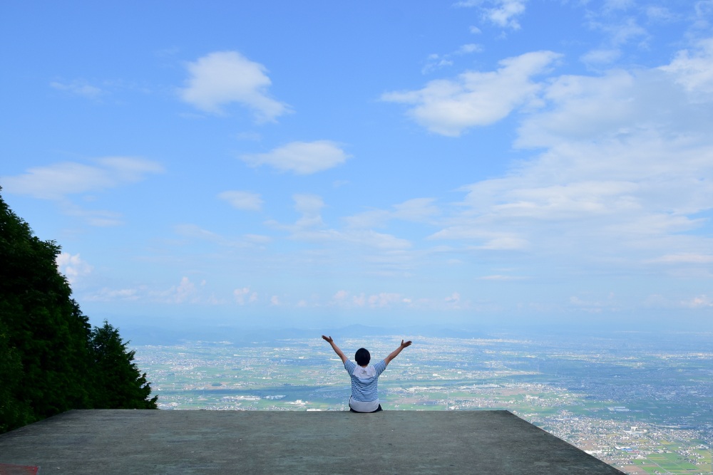 遠くは名古屋まで見渡せ、青い空が広がる。