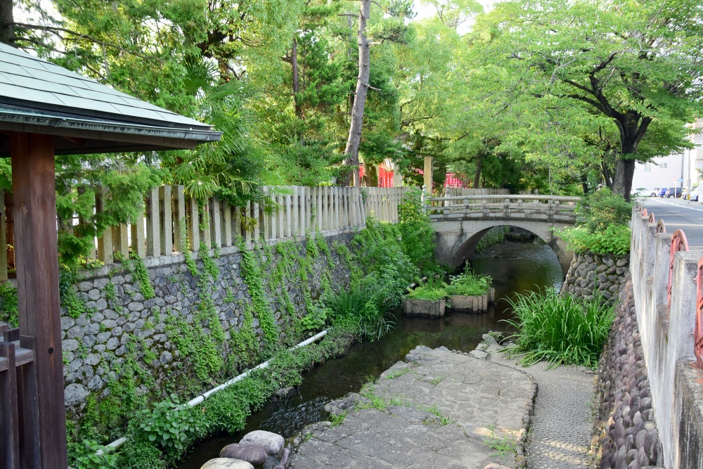 映画『銀魂』で使われていた大垣八幡神社東横の水路。