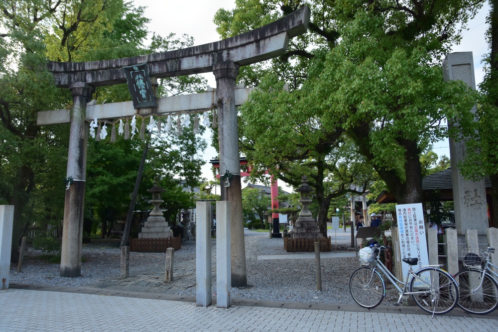 境内に湧水もある大垣八幡神社。