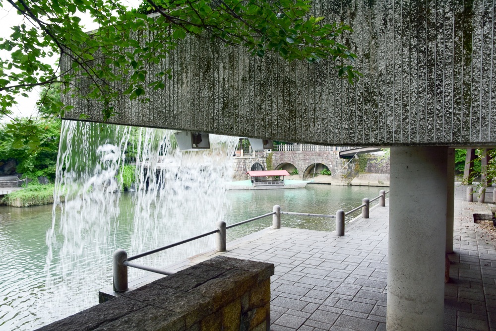 「四季の広場」にある「滝のトンネル」。