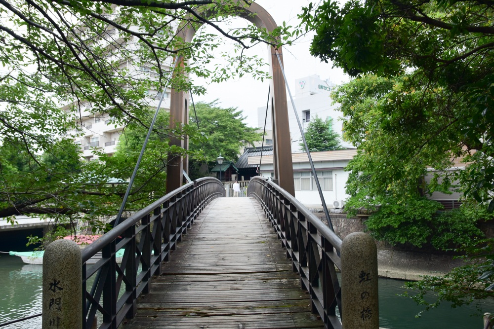 作品の中では将也の母が硝子の母に謝罪をするシーンなどで登場する「虹の橋」。