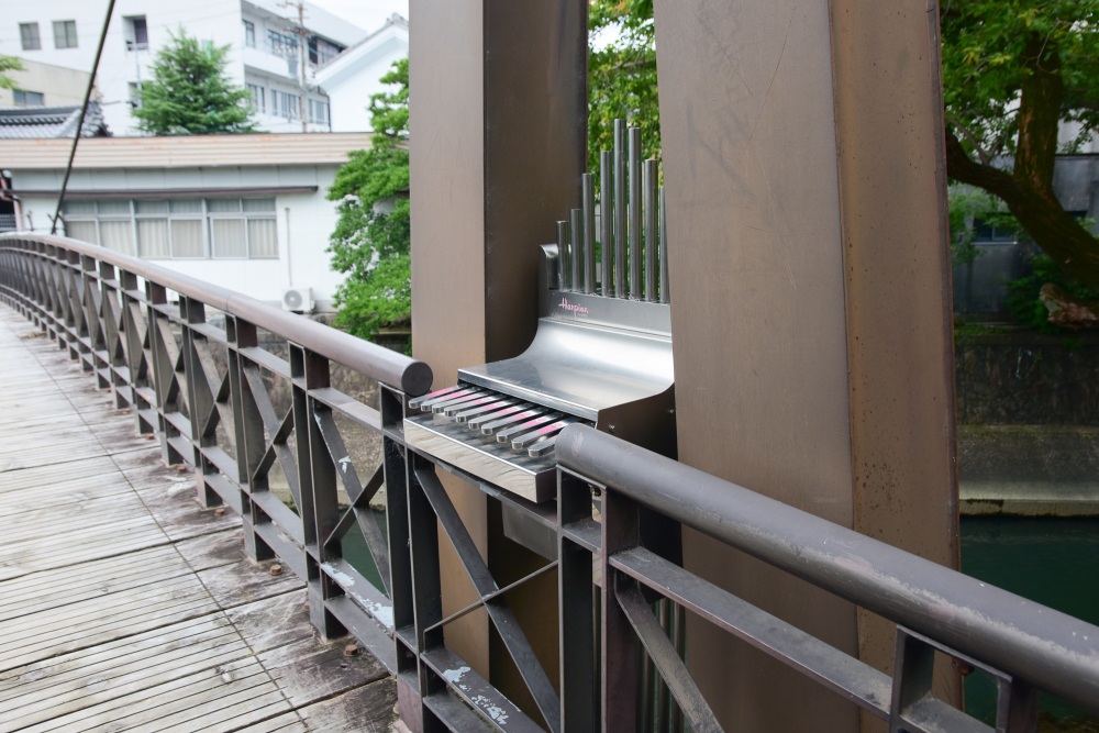 「虹の橋」には実際に弾くことができる腱板（ハーピアン）もある。