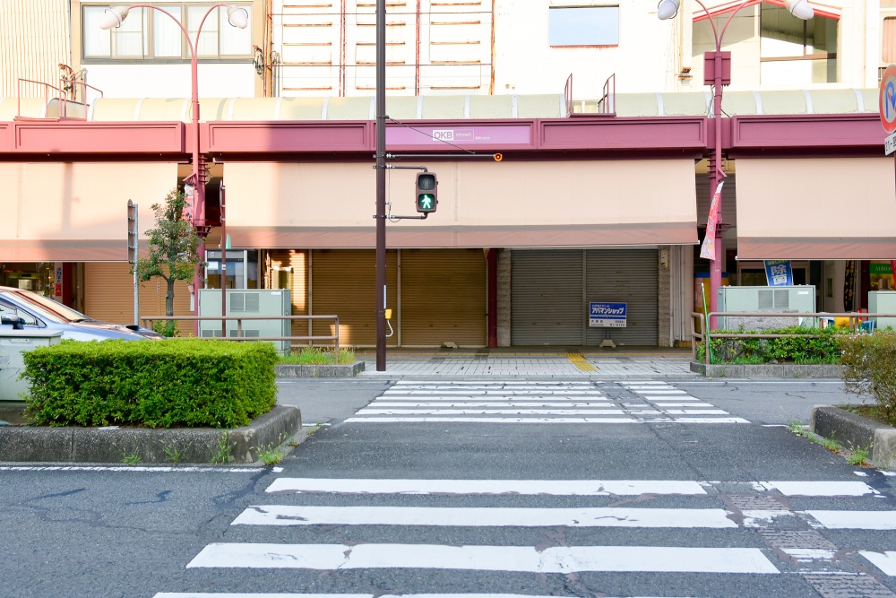 作中で登場する「郭町横断歩道」。