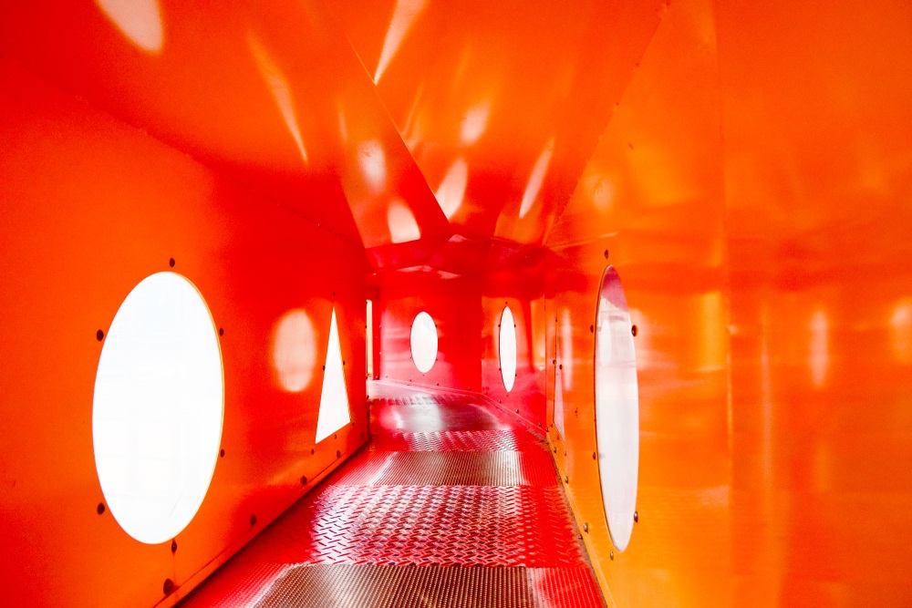 家出した結弦が寝ていた遊具の中にある狭い通路。