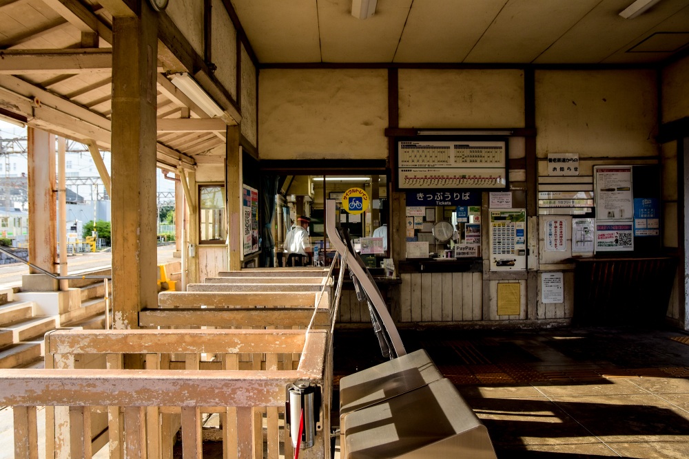 有人改札も木製でレトロな風合い。