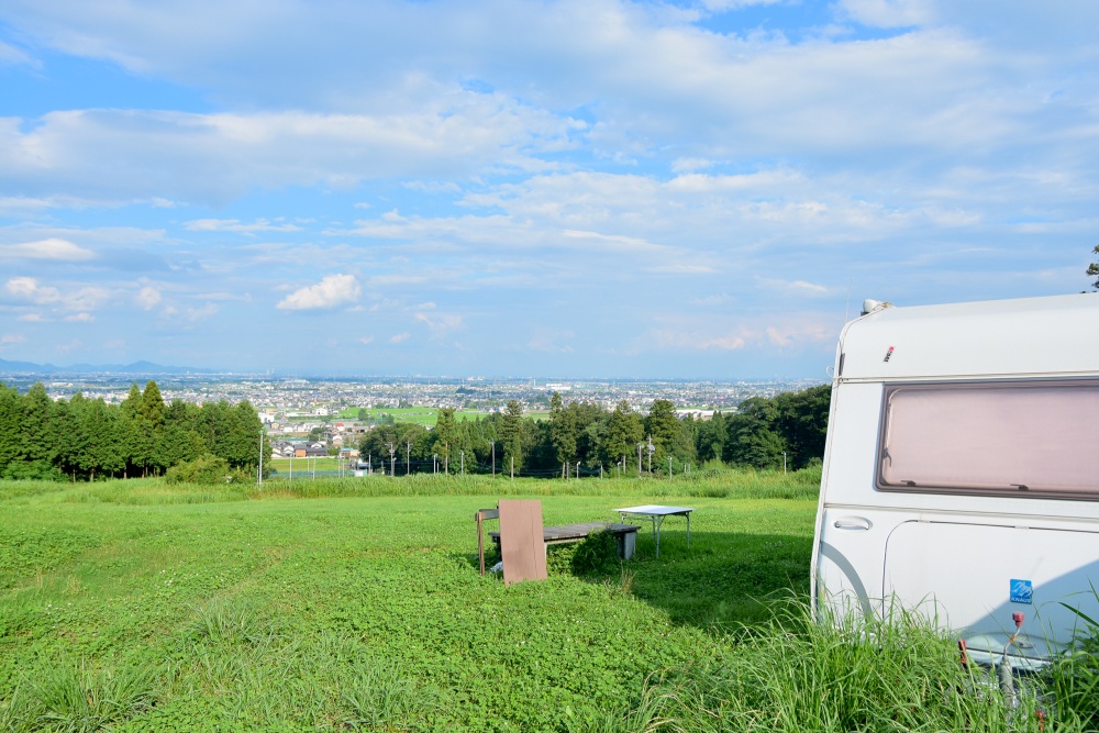 蒼太、夏芽、雅樹がパラグライダーの試作をする「池田山SDパラ講習所」。