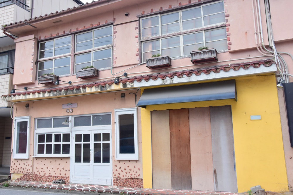 高橋くんと朋子が食事場所を探すシーンで登場するレトロなビル。